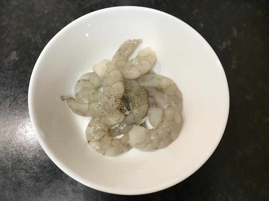 奶油蒜香鲜虾意面｜Creamy Garlic Prawn Spaghetti的做法 步骤1