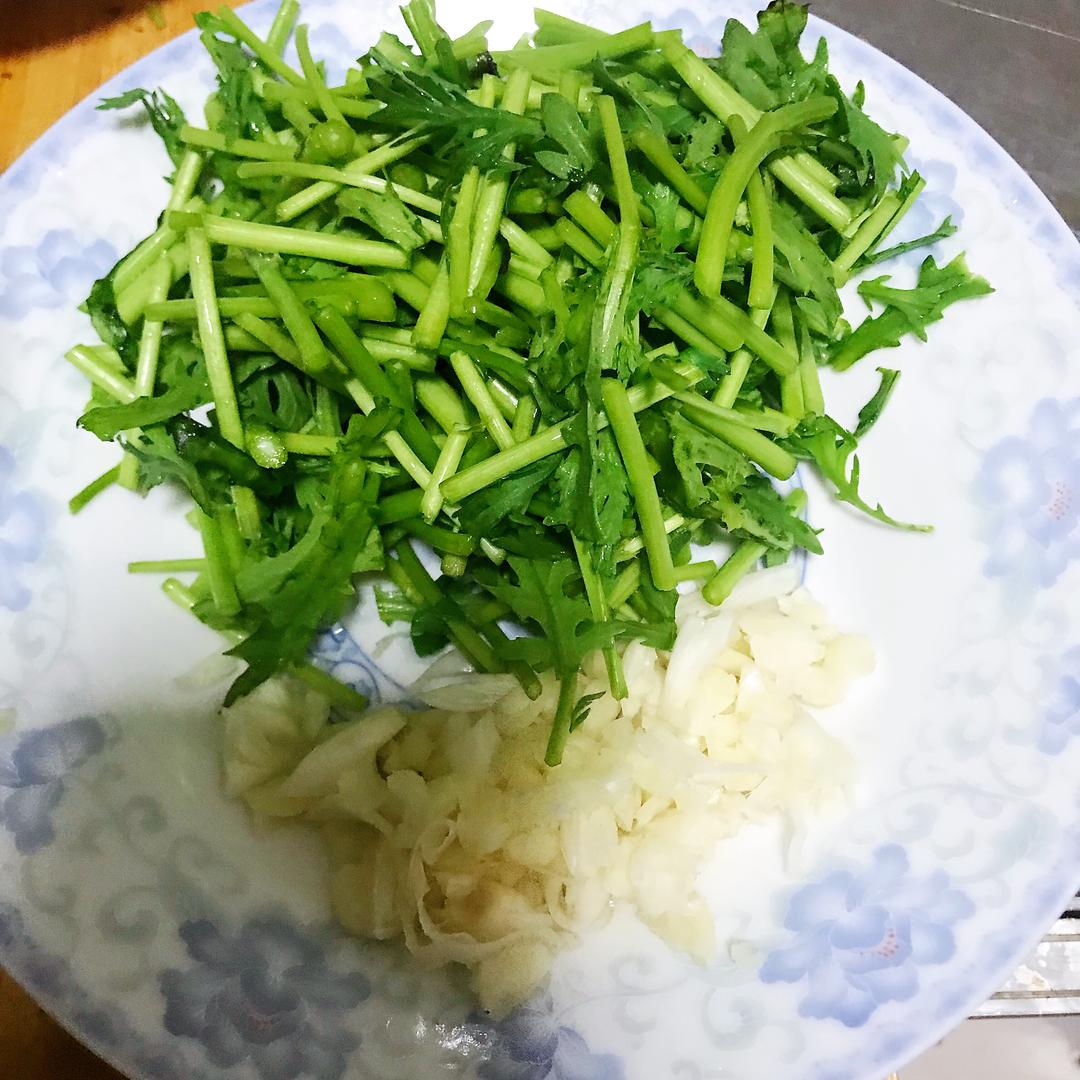 蒜蓉茼蒿的做法 步骤2