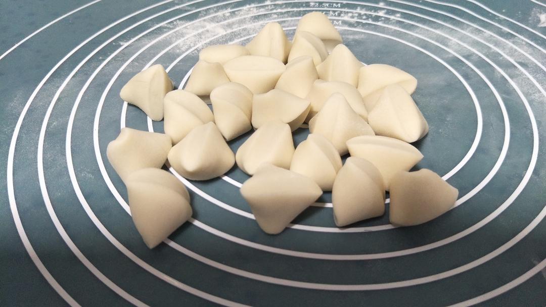 手工揉面三分钟，又韧又薄又好包的饺子皮的做法 步骤21