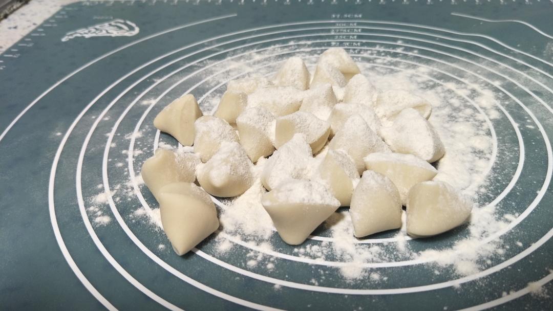 手工揉面三分钟，又韧又薄又好包的饺子皮的做法 步骤22