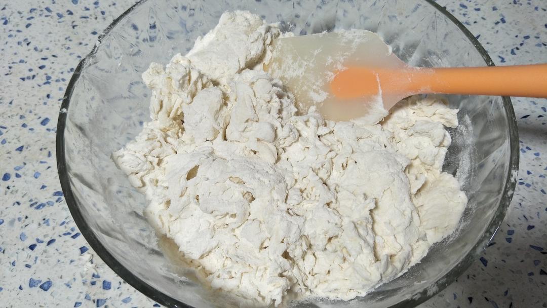 手工揉面三分钟，又韧又薄又好包的饺子皮的做法 步骤4