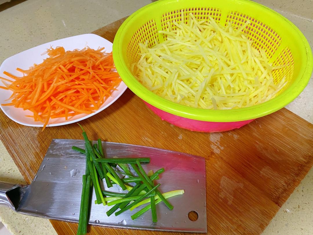 清炒馬鈴薯、胡蘿卜——簡單家常菜的做法 步驟3
