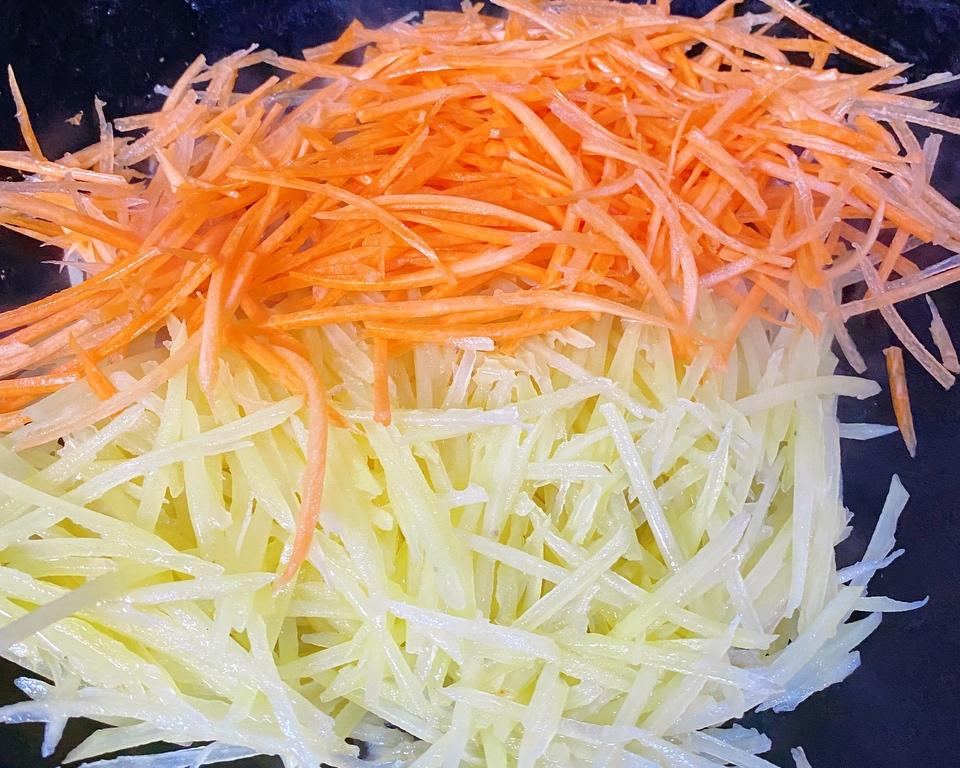 清炒馬鈴薯、胡蘿卜——簡單家常菜的做法 步驟5