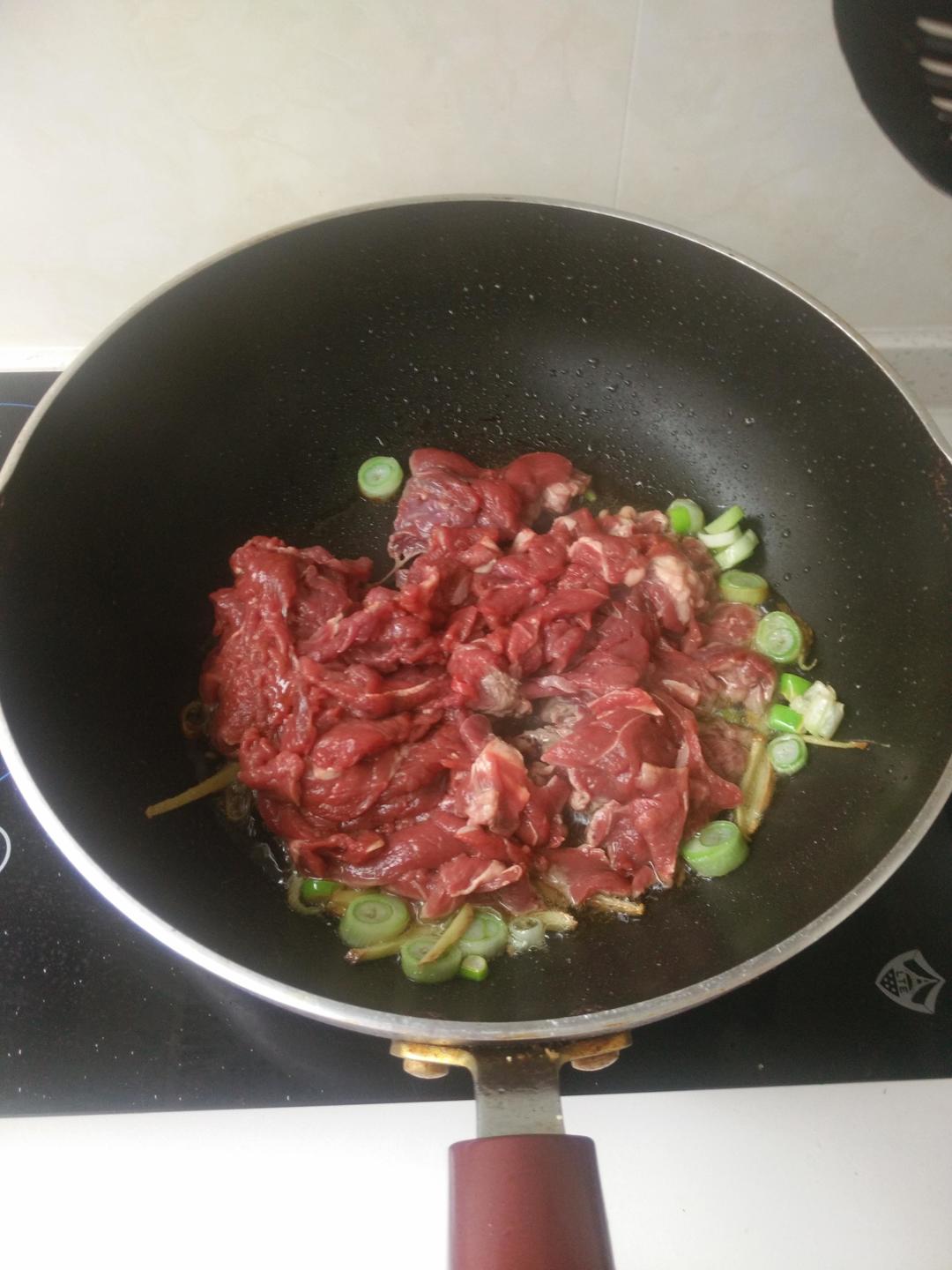 孜然羊肉的做法 步驟5