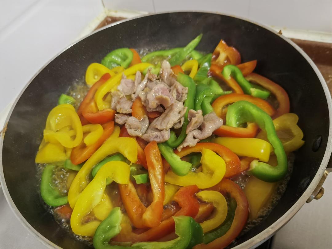 炒三色椒的做法 步驟4