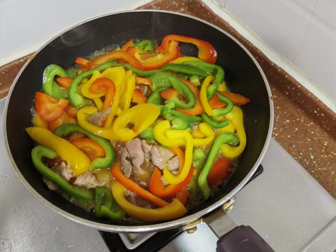 炒三色椒的做法 步驟5