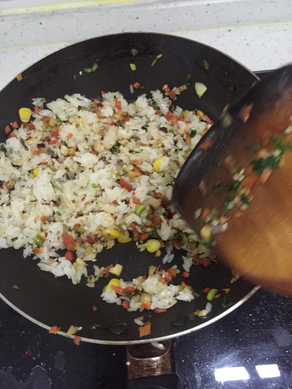 極品快手炒飯（早中晚餐都適用）的做法 步驟3