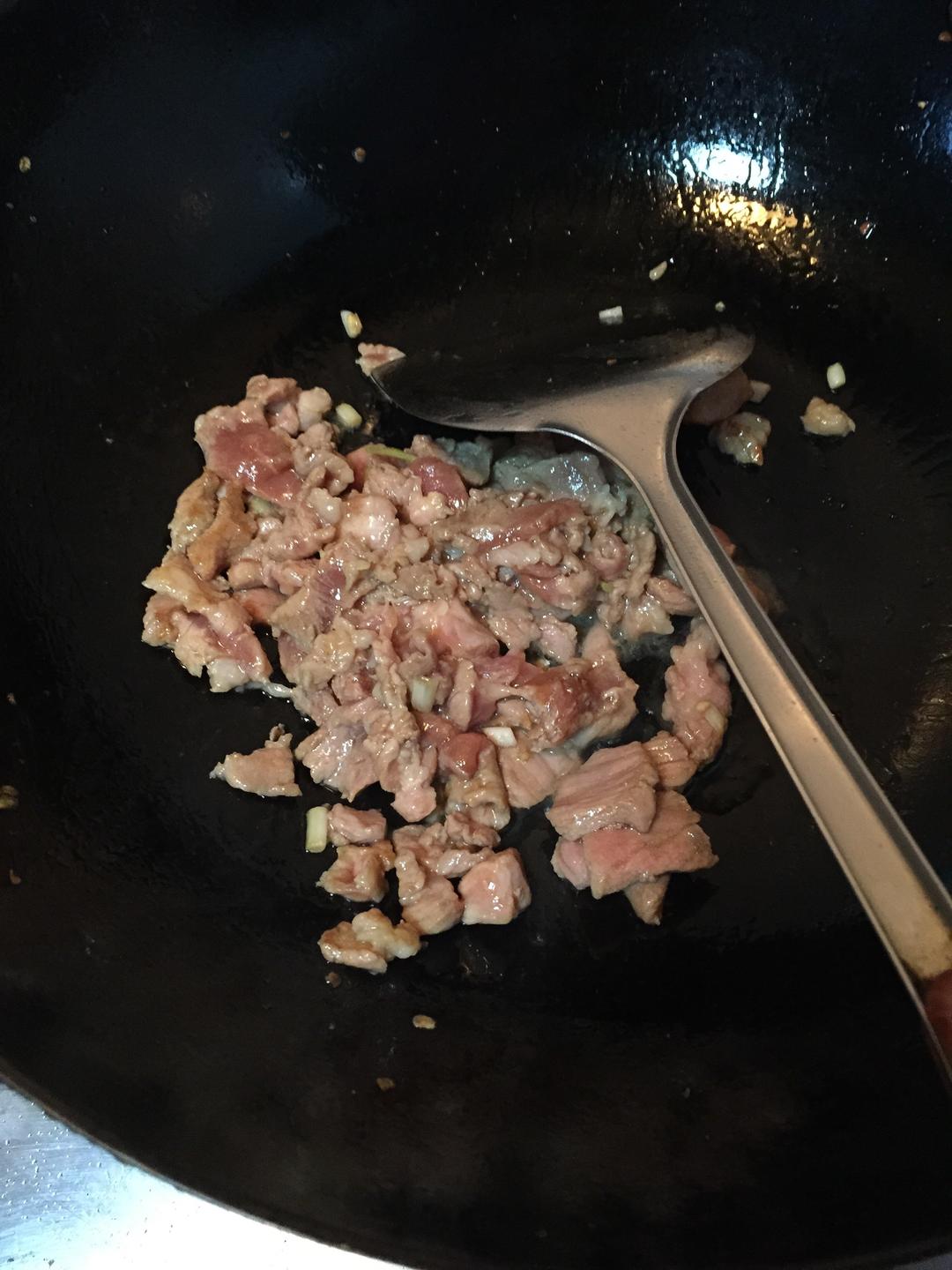 秋葵炒肉的做法 步驟4
