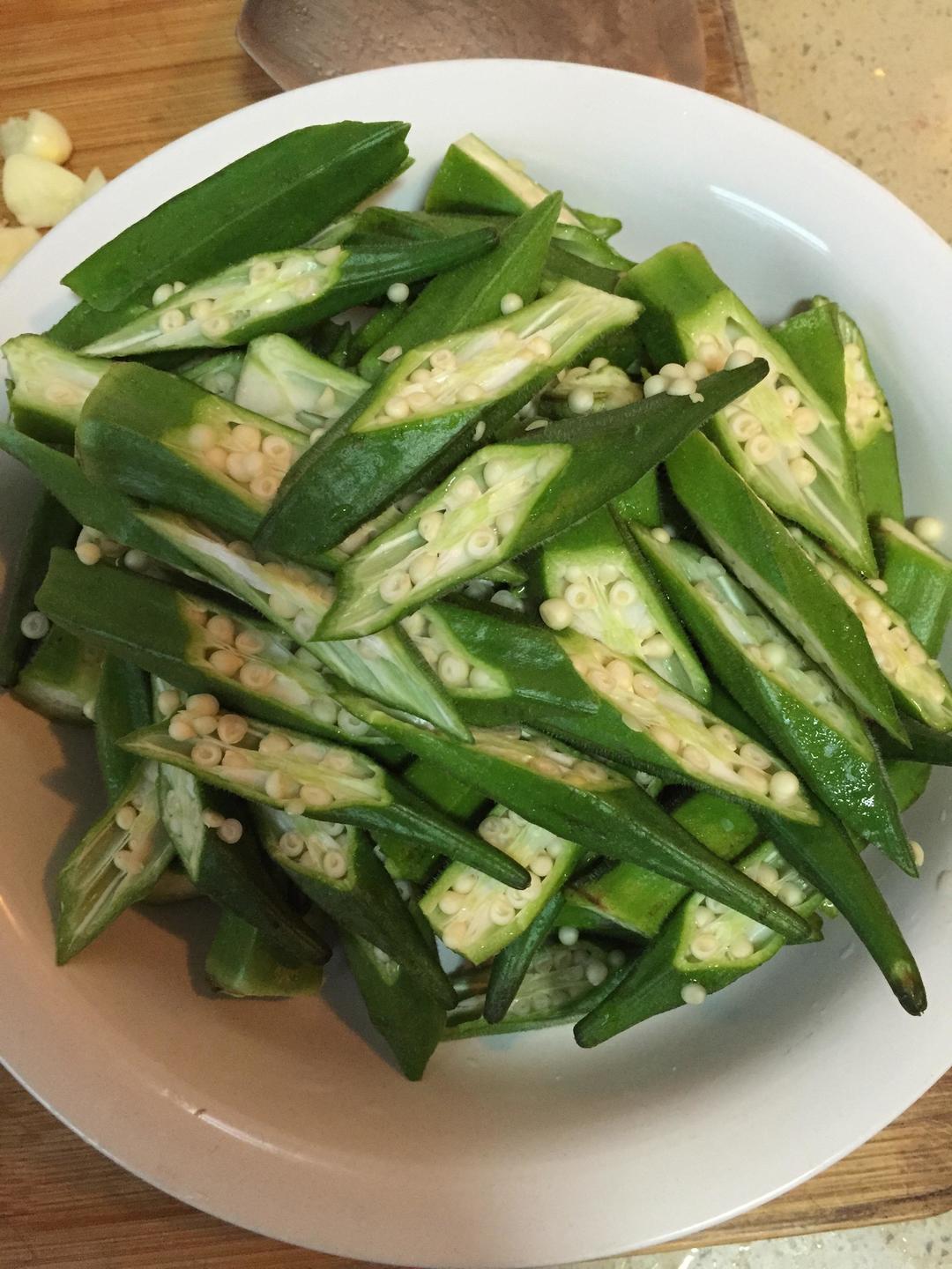 秋葵炒肉的做法 步驟1