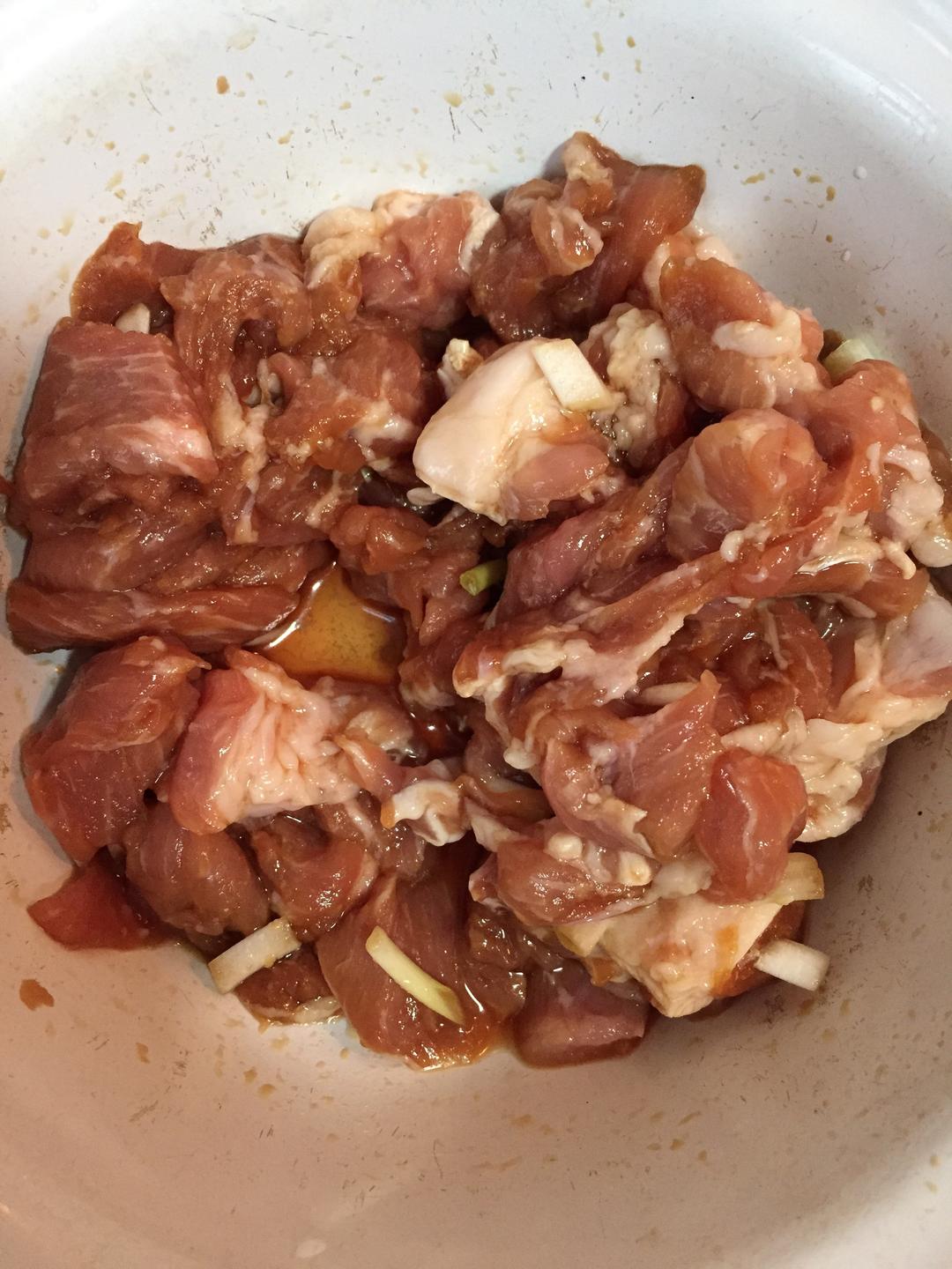 秋葵炒肉的做法 步驟2