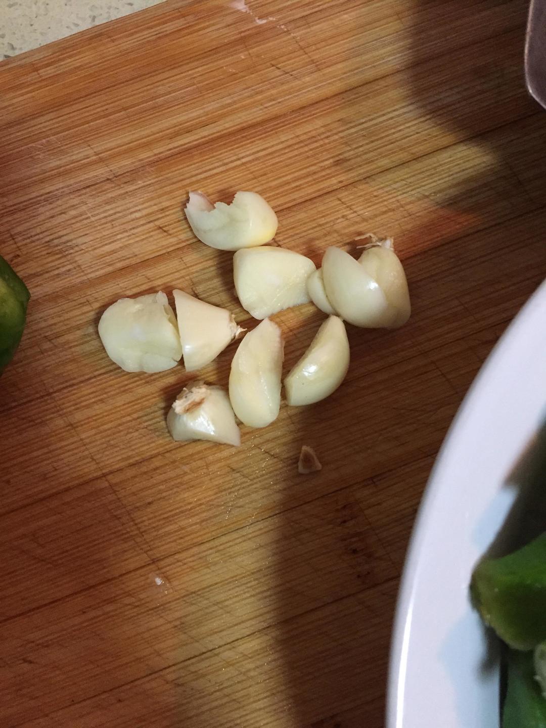 秋葵炒肉的做法 步驟3