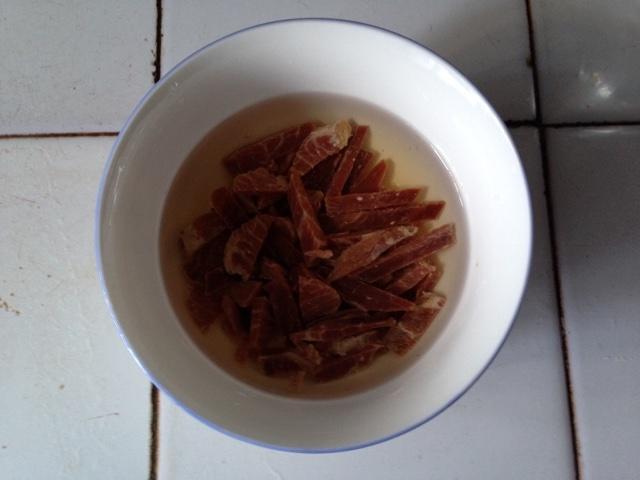 金華火腿炒雙菇的做法 步驟1