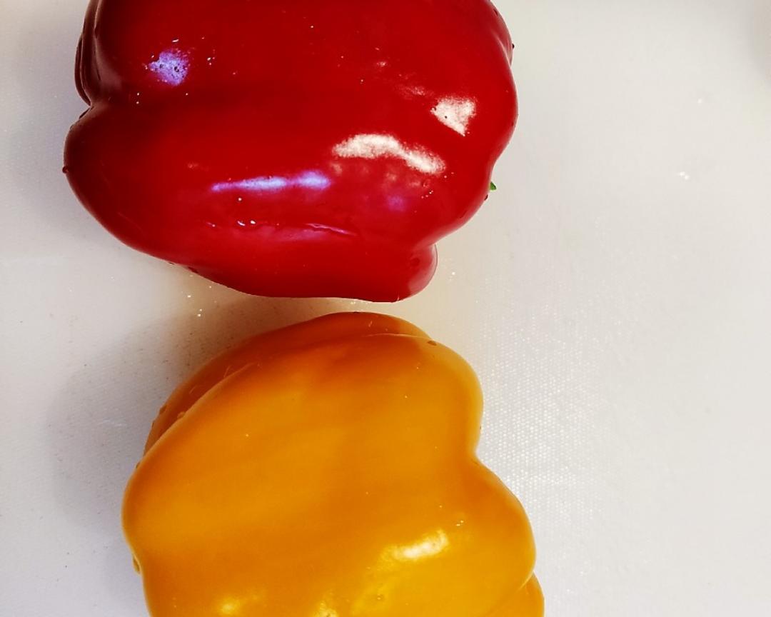 炒彩椒的做法 步驟1