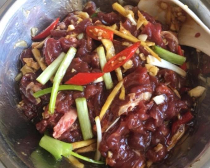 青椒炒牛肉的做法 步驟3