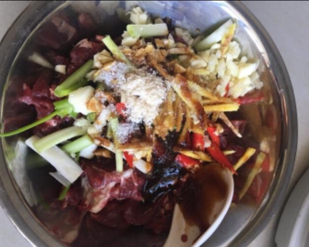 青椒炒牛肉的做法 步驟2