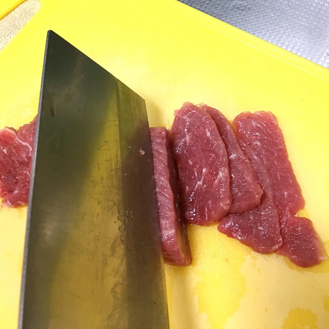 如何炒出嫩牛肉的做法 步驟2