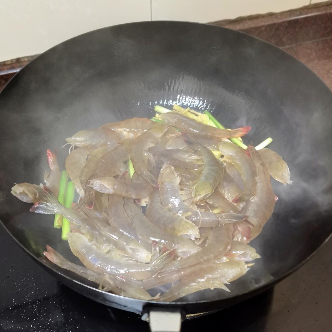 薑蔥炒蝦的做法 步驟4