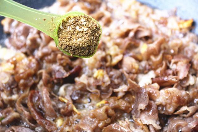 孜然羊肉片的做法 步驟10