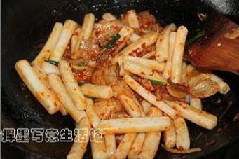泡菜炒年糕的做法 步驟7