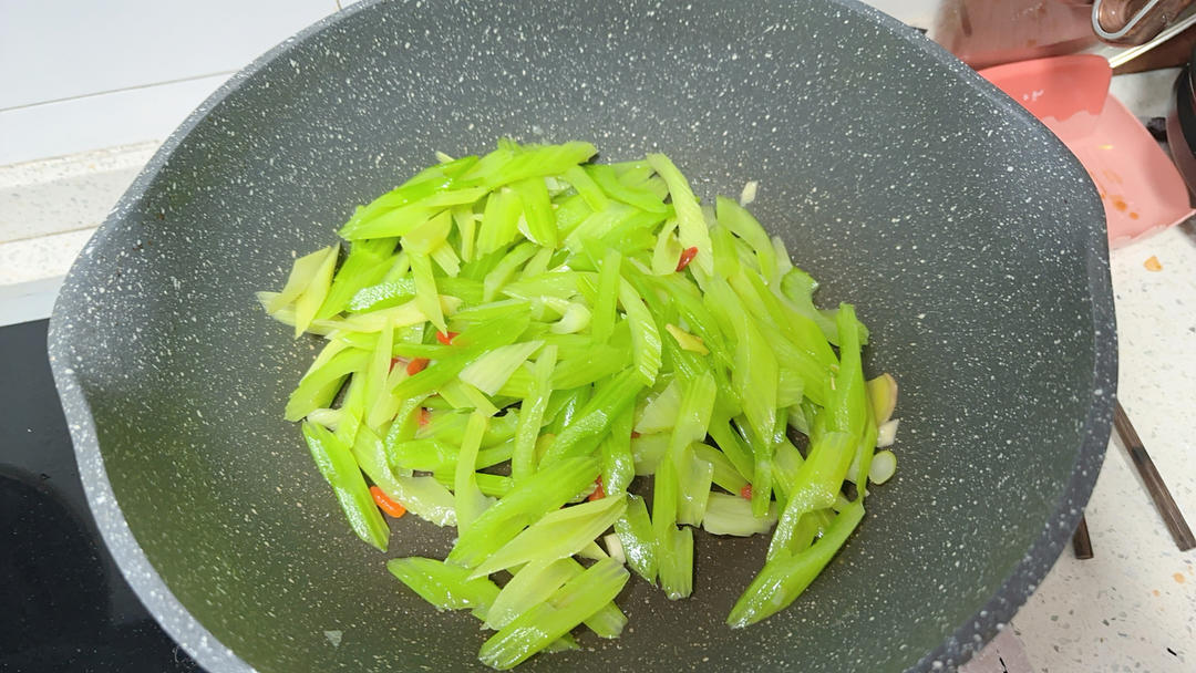 清炒西芹的做法 步驟9