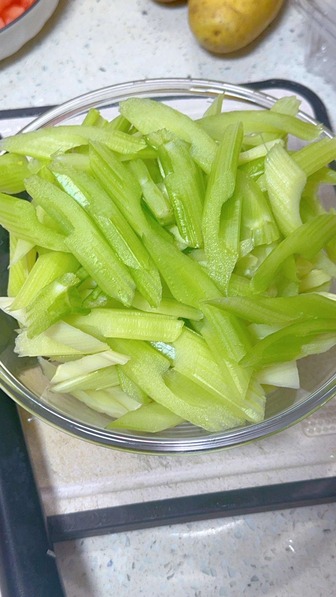 清炒西芹的做法 步驟1