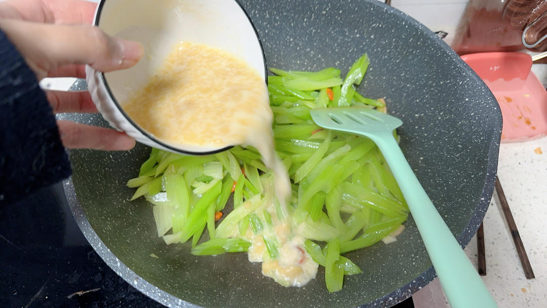 清炒西芹的做法 步驟10