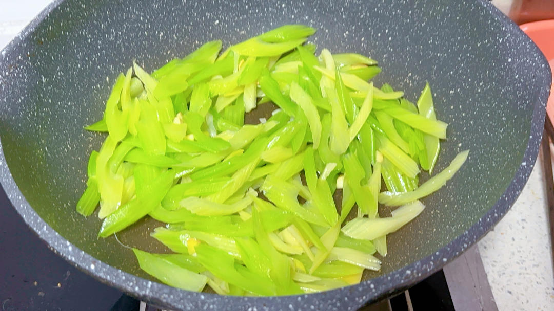 清炒西芹的做法 步驟8