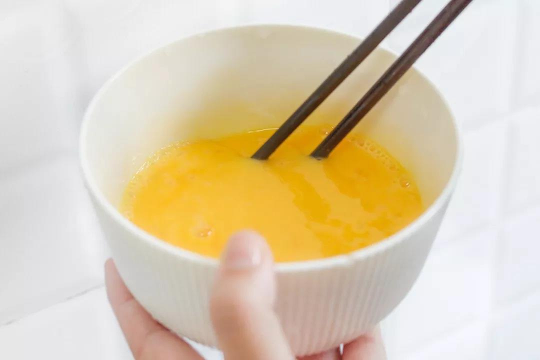 【蝦仁滑蛋】超嫩滑，複刻茶餐廳經典的做法 步驟5