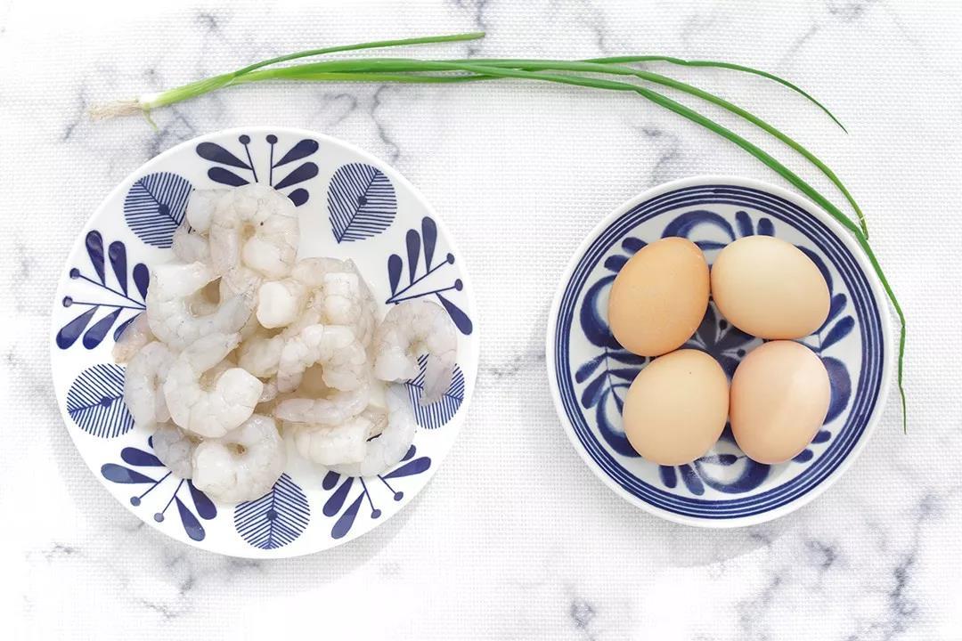 【蝦仁滑蛋】超嫩滑，複刻茶餐廳經典的做法 步驟1