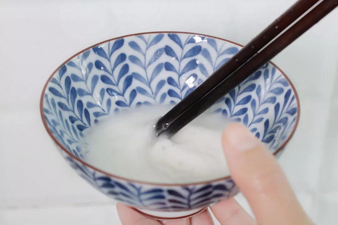 【蝦仁滑蛋】超嫩滑，複刻茶餐廳經典的做法 步驟4