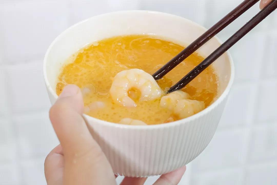 【蝦仁滑蛋】超嫩滑，複刻茶餐廳經典的做法 步驟6