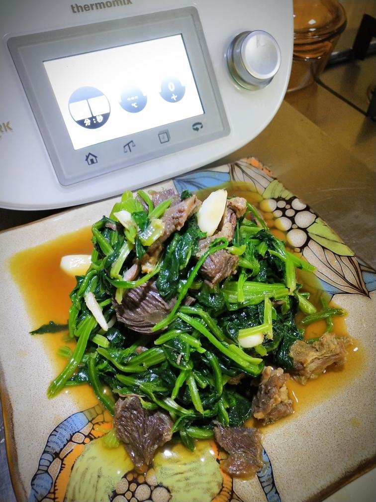牛肉炒菠菜的做法 步驟1