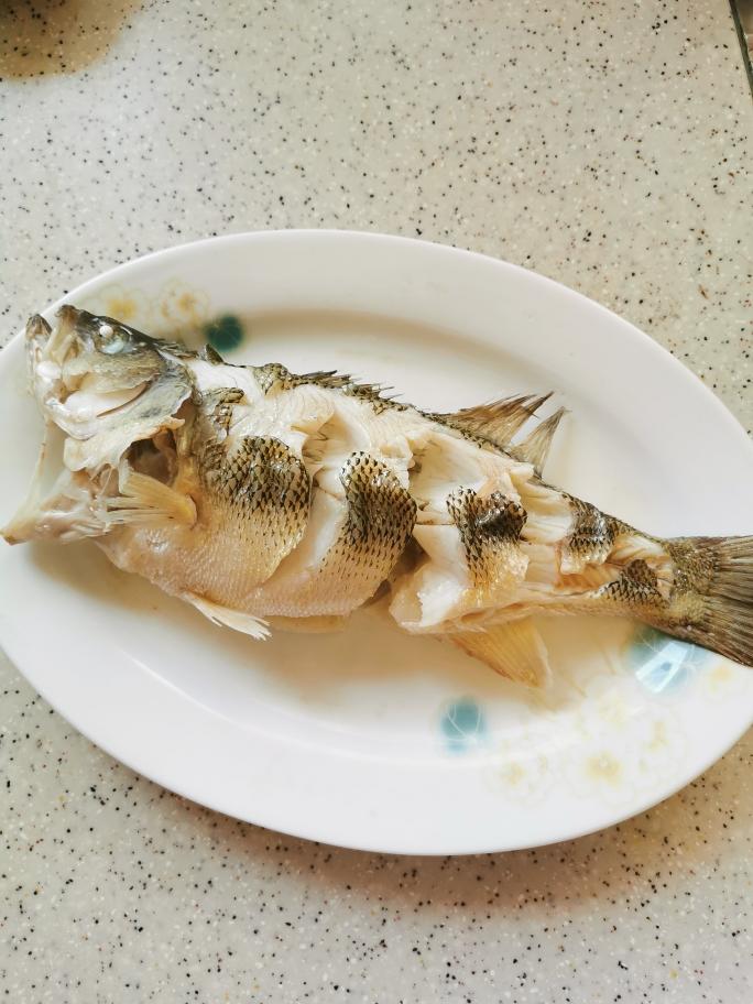 清蒸魚（桂魚、鱸魚、多寶、鯿魚均適用）的做法 步驟6