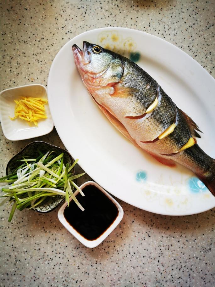 清蒸魚（桂魚、鱸魚、多寶、鯿魚均適用）的做法 步驟4