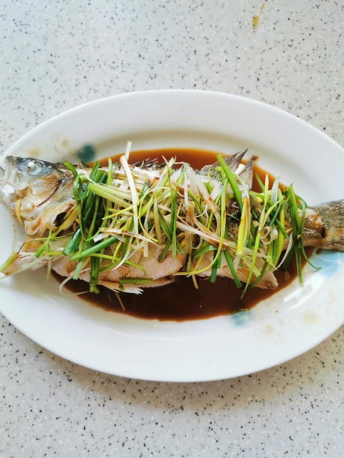 清蒸魚（桂魚、鱸魚、多寶、鯿魚均適用）的做法 步驟8