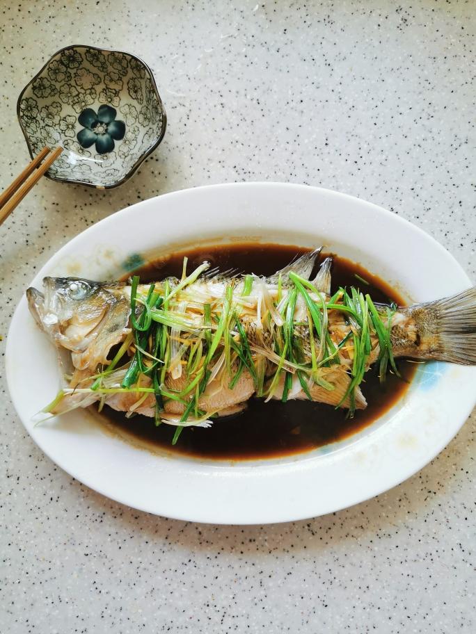 清蒸魚(桂魚、鱸魚、多寶、鯿魚均適用)食譜做法