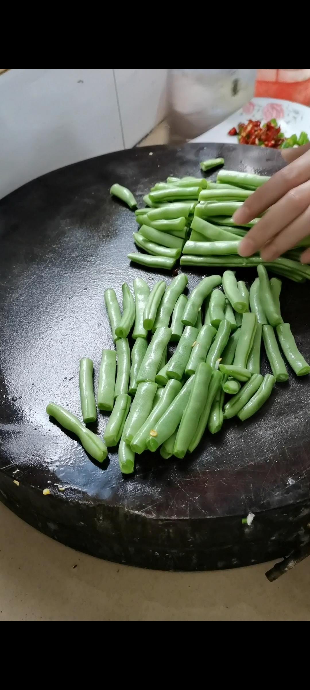 不油炸，素炒四季豆的做法 步驟3