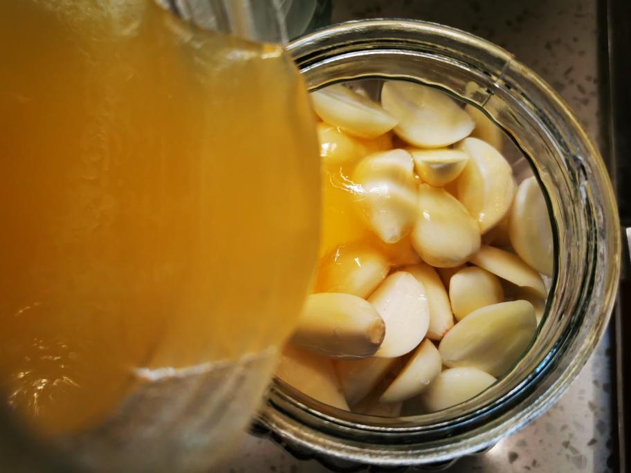 蜂蜜醃大蒜食譜做法 步驟5
