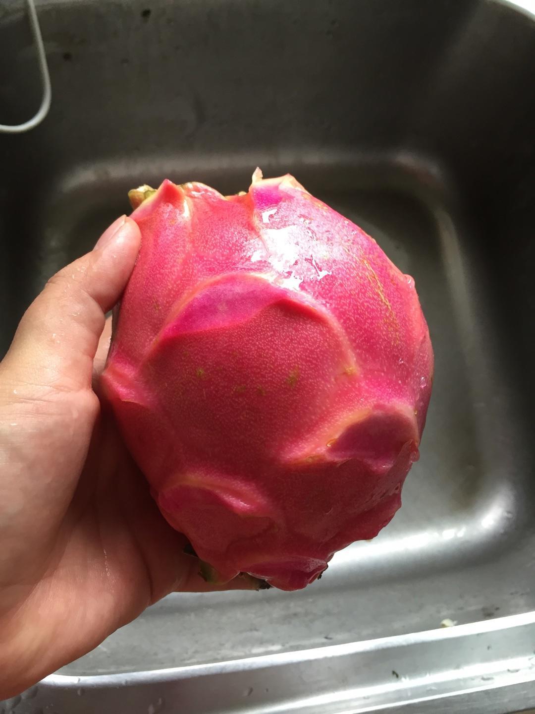 涼拌火龍果皮的做法 步驟1