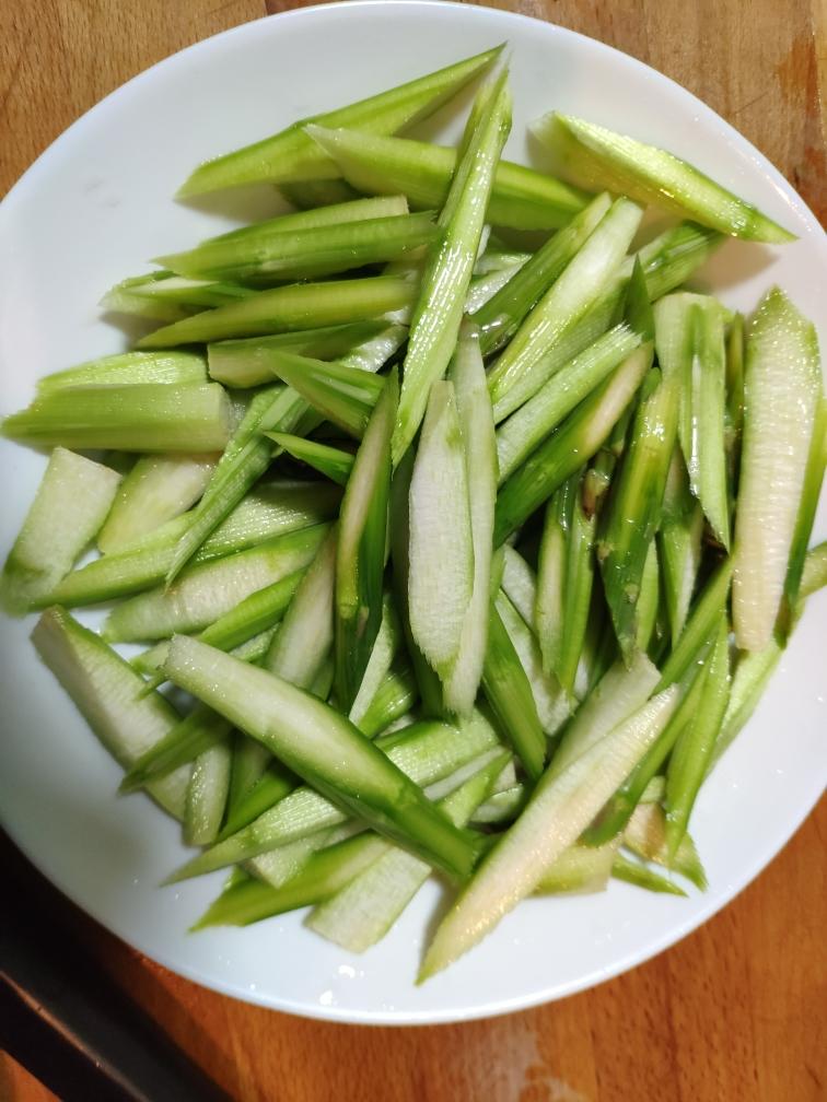 清炒蘆筍（超級嫩！！！）的做法 步驟3