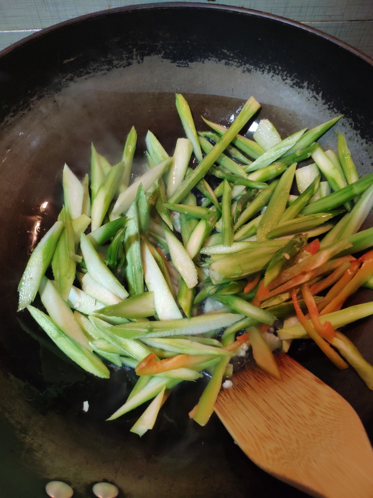 清炒蘆筍（超級嫩！！！）的做法 步驟5